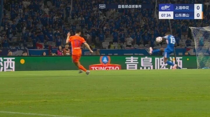 mo, R进行沟通, 并且张开手